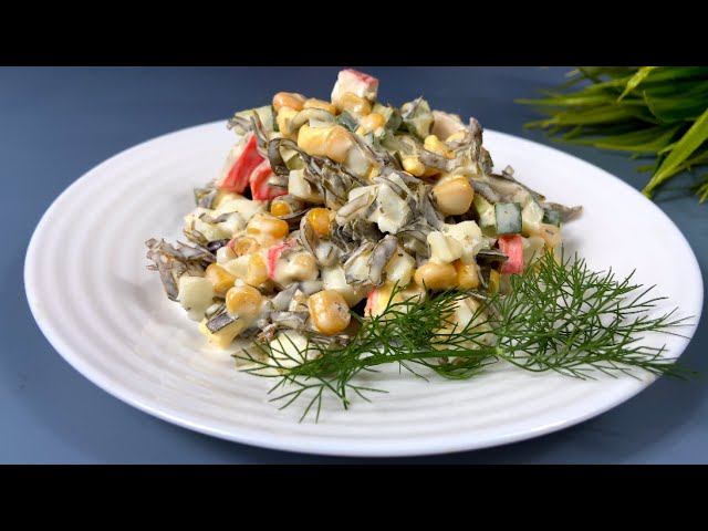 Полезный салат с крабовых палочек и морской капусты