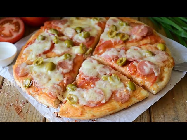 Домашняя пицца с колбасой и помидорами